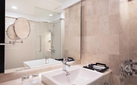 Tampilan Bathroom Hotel di Radisson Hotel Medan