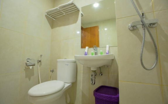 Bathroom di Raising Hotel Makassar