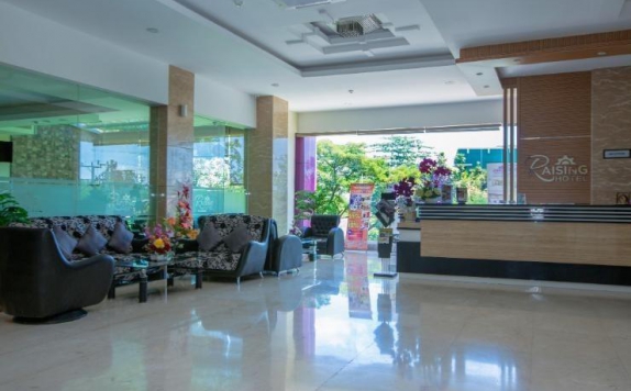 Receptionist di Raising Hotel Makassar