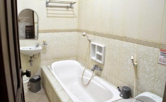 Tampilan Bathroom Hotel di Ratna Hotel Tuban