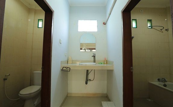 bathroom di Reddoorz @ Kartika Plaza