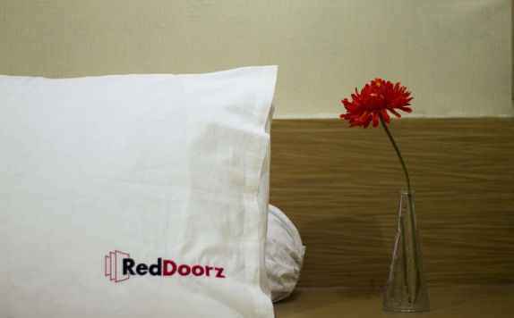 Guest Room di RedDoorz near Kawasan industri SIER 2