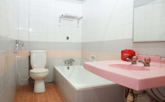 Bathroom di RedDoorz near Plaza Marina 2