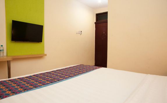 guest room di RedDoorz near Tanjung Perak