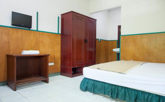 guest room di Reddoorz near Tunjungan Plaza