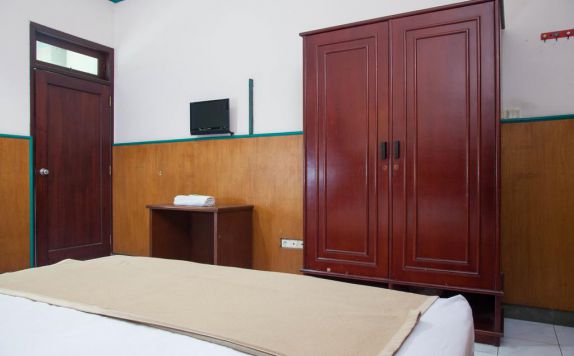 guest room di Reddoorz near Tunjungan Plaza