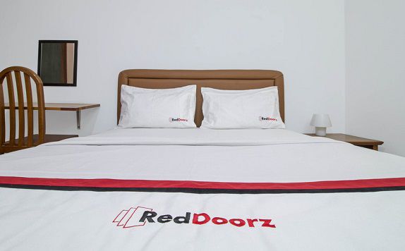 Double Bed di RedDoorz @ Petojo