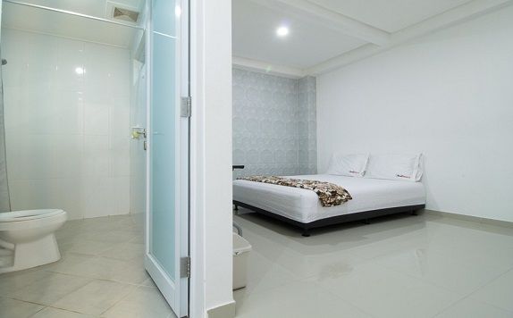 Double Bed Room di RedDoorz @ Pulomas