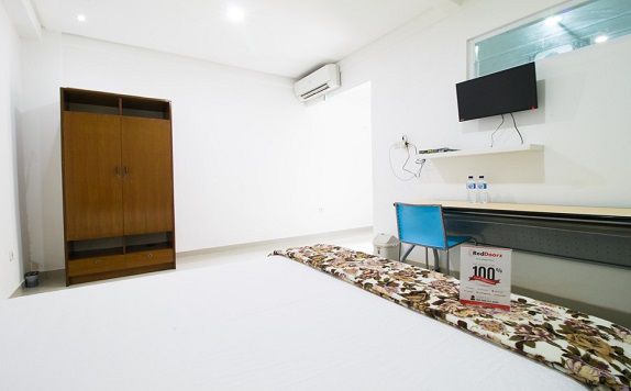 fasilitas room di RedDoorz @ Pulomas
