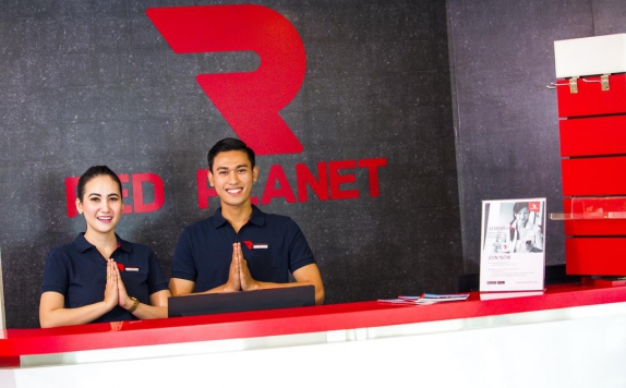 Receptionist di Red Planet Makassar