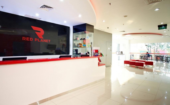 Receptionist di Red Planet Surabaya