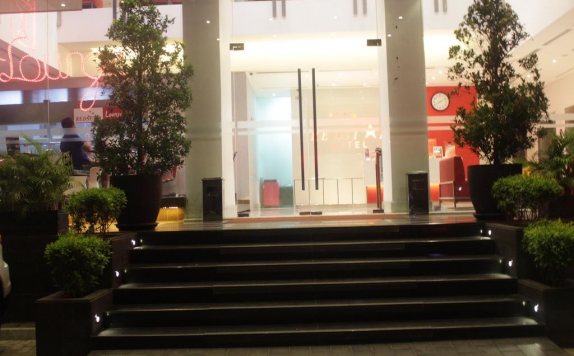 entrance di Redstar Hotel Jakarta