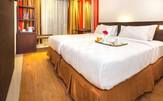 guest room twin bed di Redstar Hotel Jakarta
