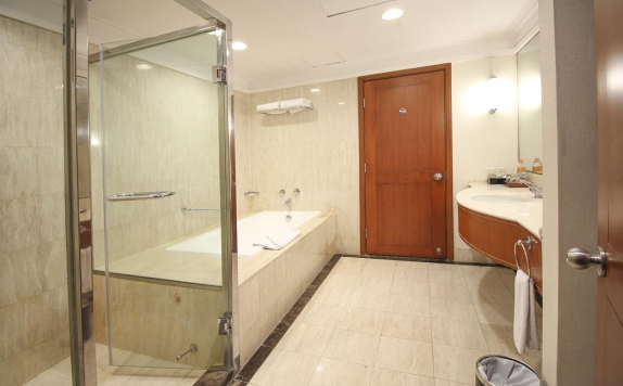 Bathroom di Redtop Hotel and Convention Center