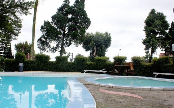 Swimming pool di Resort Prima Cisarua