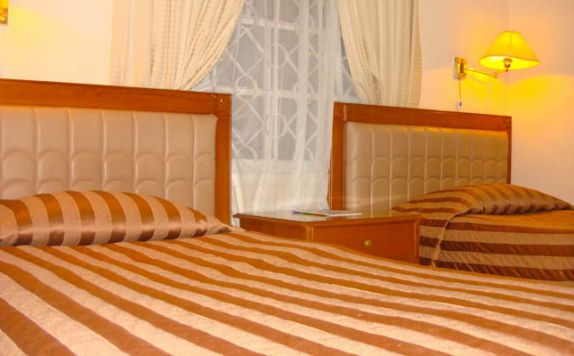guest room twin bed di Resort Prima Coolibah Puncak