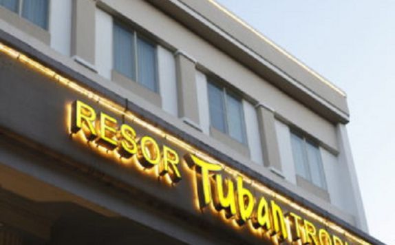 Front Hotel di Resor Tuban Tropis