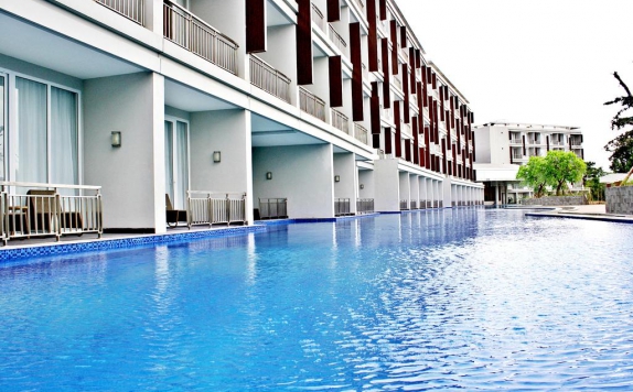 Swimming Pool di R Hotel Rancamaya