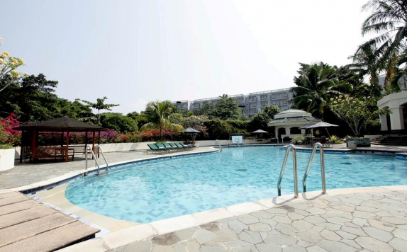 Swimming Pool di R Hotel Rancamaya