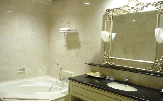 Bathroom di Rijasa Agung Resort and Villas