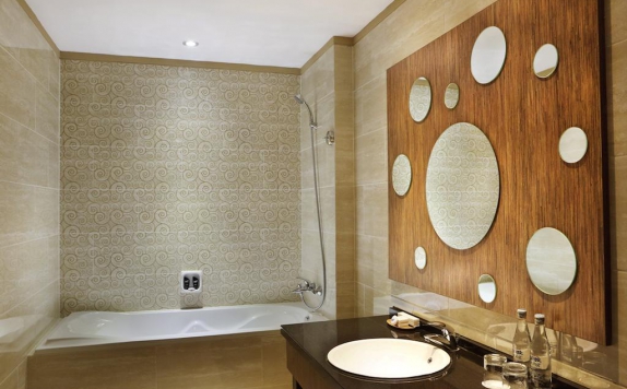 Tampilan Bathroom Hotel di Rivavi Fashion Hotel