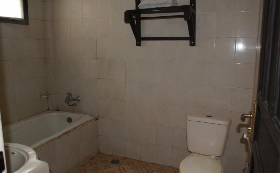 Bathroom di Ronggolawe Hotel