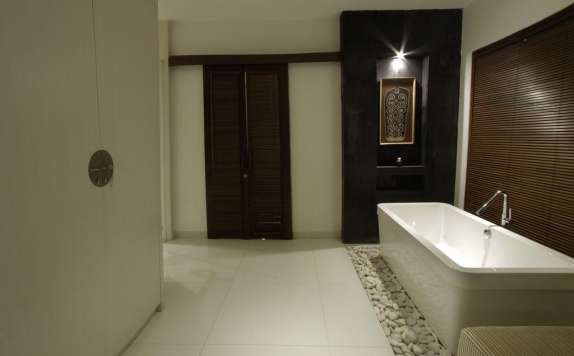 Tampilan Bathroom Hotel di Rosalia Villa