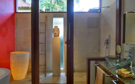 Bathroom di Rouge Bali - Lounge Bar, Villas & Spa