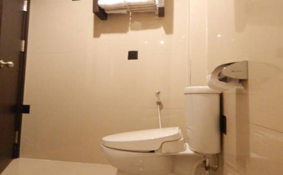 Bathroom di Royal Global Hotel