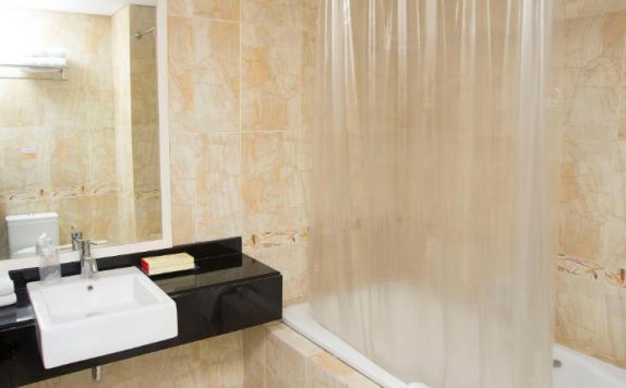 Bathroom di Royal Jelita Hotel