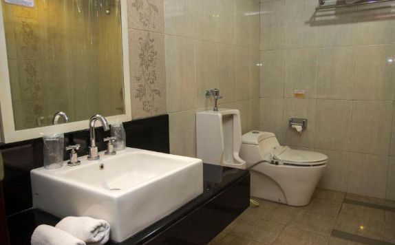 Bathroom di Royal Jelita Hotel