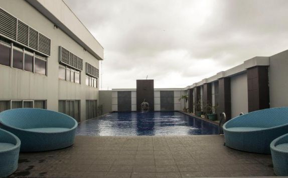 Swimming pool di Royal Jelita Hotel