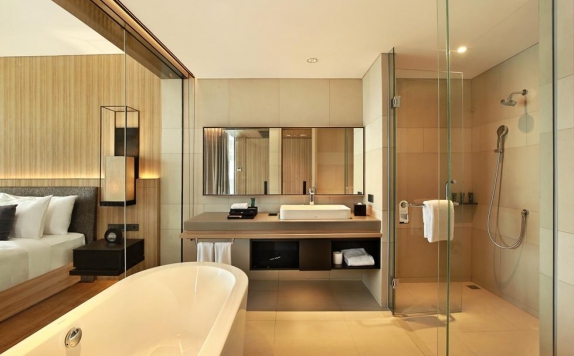 Tampilan Bathroom Hotel di Royal Tulip Gunung Geulis Resort and Golf