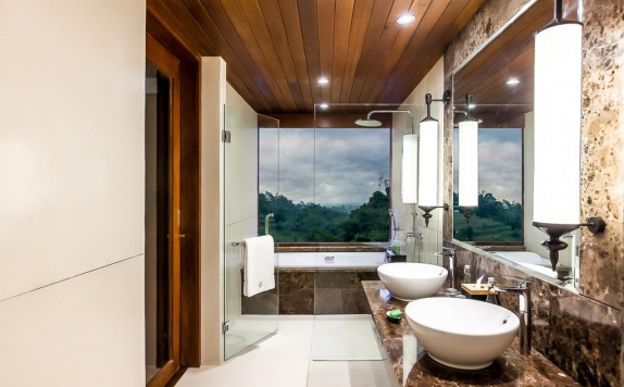 Tampilan Bathroom Hotel di Royal Tulip Saranam Resort And Spa
