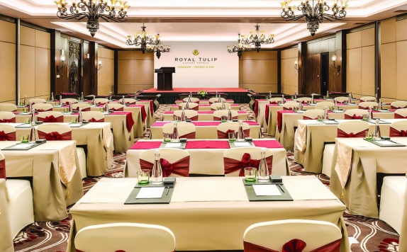 Tampilan Conference Room di Royal Tulip Saranam Resort And Spa