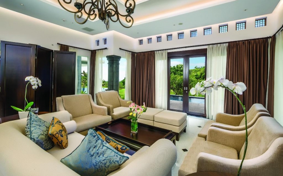 Tampilan Interior Hotel di Royal Tulip Saranam Resort And Spa