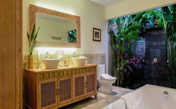 Bathroom at 2 bedroom di Royal Tulip Visesa Ubud