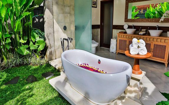 Bathroom at 2 bedroom Luxury di Royal Tulip Visesa Ubud