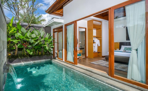 Outdoor Pool Hotel di S18 Villas Bali