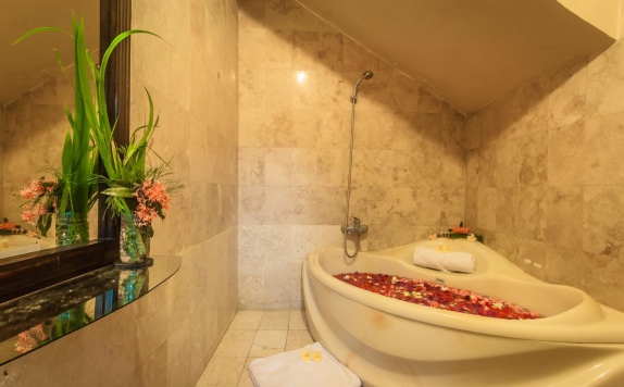 Bathroom di Sahadewa Resort