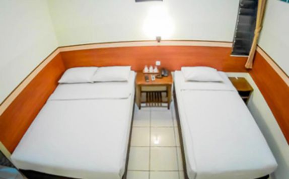 guest room twin bed di Sakura Hotel