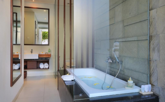 Bathroom di Samaja Beachside Villas