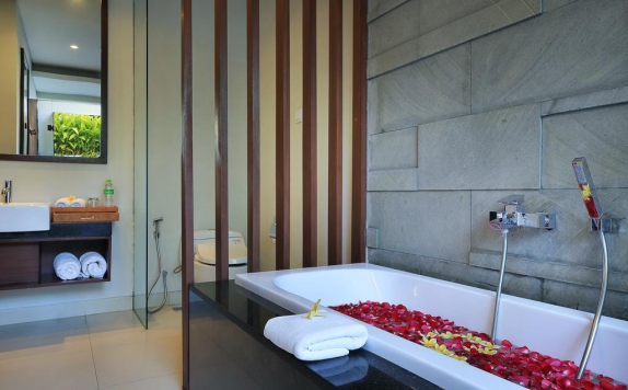 Bathroom di Samaja Beachside Villas