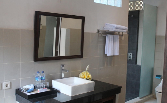 Bathroom di Samaja Beachside Villas