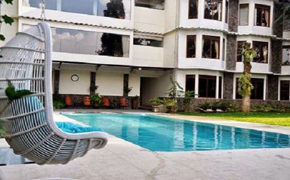 Swimming Pool di Hotel Sandalwood Bandung