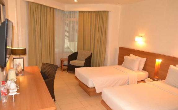 guest room twin bed di Santika Bandung
