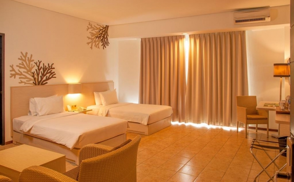guest room twin bed di Santika Hotel Bangka