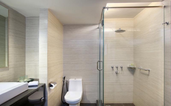 Tampilan Bathroom Hotel di Santika Mataram
