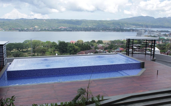 Swimming Pool di Santika Premiere Ambon