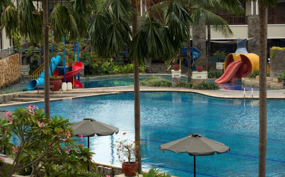 Swiming pool di Santika Premiere Harapan Indah